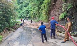 Material Longsoran Tanah dan Batu Ganggu Akses Jalan Penghubung Desa di Kuningan