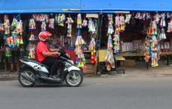 Jelang Malam Tahun Baru 2025, Pedagang Kembang Api di Depok Mulai Menjamur