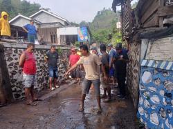 Air Sungai Meluap, Rumah Warga di Banyuglugur Situbondo Terendam Banjir