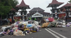 Demo Sampah di Pemalang, Massa Aksi Buang Sampah di Kantor Bupati