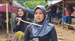 Liburan Nataru Seru! Wisatawan Berbondong-bondong Berburu Durian di Baduy