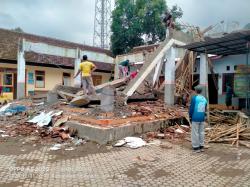 Atap Pendopo Balai Desa Sumber Tengah Ambruk Saat Renovasi, Camat Bungatan Lakukan Peninjauan