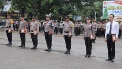 Kapolres TTU Berikan Penghargaan Kepada 7 Anggota Polri yang Berdedikasi, Nomor 6 Polwan