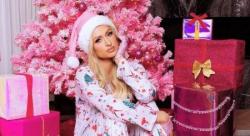 Nyaris Tanpa Busana, Paris Hilton Jadi Sorotan Publik Berpose di Pohon Natal