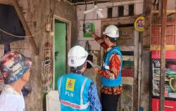 PLN UP3 Bekasi Lakukan Pemasangan Listrik Gratis untuk 2 Keluarga Kurang Mampu