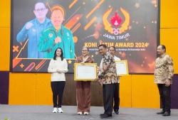 Wakil Rektor Ubaya Raih Predikat Tokoh Olahraga Jawa Timur pada KONI Jatim Award 2024