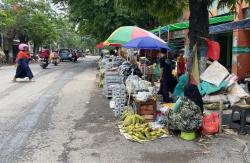 Jelang Malam Tahun Baru Penjual Arang dan Jagung Ramai di Pasar Sidoharjo