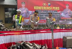 Polres Lamongan Musnahkan 3.051 Liter Miras dan 60 Knalpot Brong Jelang Tahun Baru