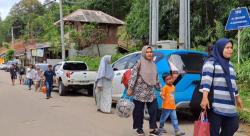 Pengunjung Membludak! Lahan Parkir di Wisata Baduy Tak Cukup, Wisatawan Jalan Jauh!