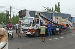 Melaju di Lajur Cepat, Bus Mira Tabrak Pembatas Jalan dan Tiang PJU Depan Samsat Jombang
