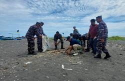 HUT Ke-54 Lanal Yogyakarta, Bersihkan Sampah di Pantai Congot