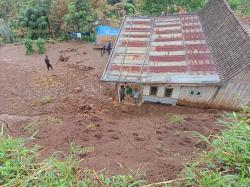 Tanah Longsor Timpa Rumah Warga di Sumbermalang