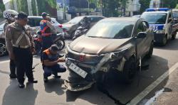 Tragedi di Jalan Basuki Rahmat Surabaya, Becak dan Ojek Online Diseruduk Mobil HRV Plat 