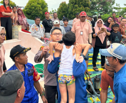 Kapolres Lampung Selatan Evakuasi Anak Terpelosok di Waterboom