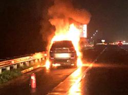 Diduga Korsleting Listrik, Minibus Hangus Terbakar di Tol Paspro