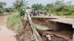 Plengsengan Sungai Welang Amblas, Jalan Penghubung Antar Dusun di Pasuruan Ditutup