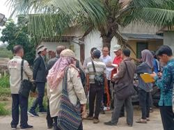 Majelis Hakim PN Palembang Periksa Langsung Kebenaran Lokasi Tanah Objek Perkara di Kalidoni