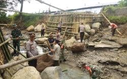  Pasca Ambrol, Polsek Gondang Bersama TNI dan Warga Berjibaku Buat Jembatan Darurat