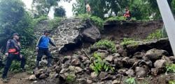 Hujan Lebat, Tembok Penahan Tanah Jalan Dusun Gunung Malang Ambrol