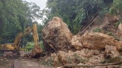 Jalan Nasional di Kawasan Hutan Tanadaru Kembali Longsor, Alat Berat Diterjunkan