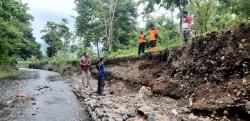 Debit Air Tinggi, Tembok Penahan Tanah Pinggiran Sungai Longsor