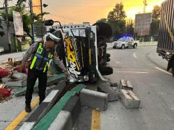 Kecelakaan Tunggal Truk Sayuran di Tikungan Pertigaan Makodim Kendal