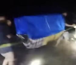 Puluhan Warga Karataun Bahu-Membahu Evakuasi Pasien di Tengah Jalan Berlumpur Akibat Longsor
