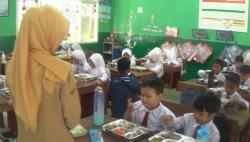 Hari Pertama Makan Bergizi Gratis, Siswa SD di Purwakarta Mengaku Senang