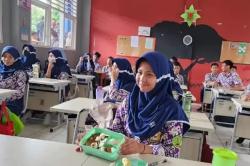 Makan Bergizi Gratis Dimulai Hari Ini, Mendikdasmen Pantau 2 Sekolah di Semarang