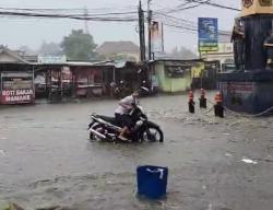 Hujan 2 Jam Kaliwungu Tergenang Banjir,  BPBD Kendal Minta Waspada Potensi Bencana