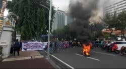 Diduga Terlibat Penyelewengan Hibah, Massa Demo di Gedung Grahadi Desak KPK Periksa Gubernur Jatim