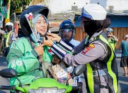 Di Cegat Polisi, Bukannya Ditilang, Pemotor di Pasuruan Justru Dapat Helm Gratis