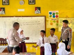 Polres Way Kanan Edukasi Pelajar Sekolah Dasar Sejak Dini di UPT SDN 2 Negeri Baru