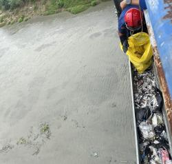 Limbah Medis Dibuang Sembarangan di Sungai Citarum Karawang, Berserakan Hingga Jembatan