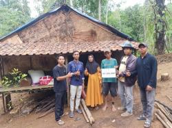 Karang Taruna dan Perangkat Desa Cibarengkok Salurkan Bantuan untuk Korban Tanah Geser