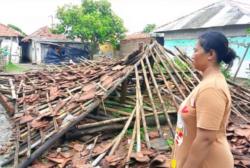 Angin Puting Beliung Hantam Pemukiman Warga di Indramayu, Puluhan Rumah Rusak