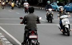 Tegur Pengendara Sepeda Motor Lawan Arah, Pengendara Mobil Bonyok Dihantam Stik Golf di Jaksel