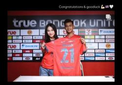 Potret Pratama Arhan dan Azizah Salsha Pamer Jersey Bangkok United