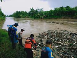 Polisi Bersama Petugas Gabungan Bersihkan Tumpukan Sampah di Sungai Jembatan Glotak Sragi