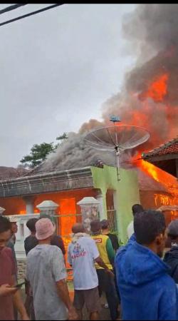 Diduga Korsleting Listrik, 1 Rumah Milik Warga Kaliawi Negeri Besar Terbakar