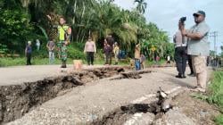 Jalan Lintas Bireuen Takengon Amblas Akibatkan Kemacetan Panjang