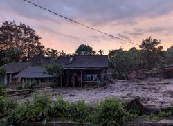 Banjir Bandang Dari Lereng Gunung Argopuro Terjang 12 Rumah di Maesan, Seekor Sapi Terjebak Banjir