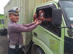 Gelar Giat Simpatik, Satlantas Polres Lamsel Beri Coklat dan Minuman