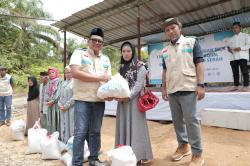 Semangat Berbagi, YBM PLN Bantu Warga Desa Sibagindar bangun MCK dan beri Sembako