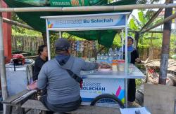 Senyum Solechah, Pemilik Warung Makan Terima Gerobak Baru dari PLN Indonesia Power 