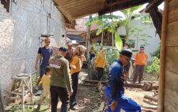 Gotong Royong Warga Kresnomulyo Barat Perbaiki Rumah Lansia