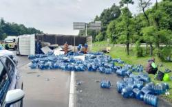 Kecelakaan Hari Ini di Tol Jagorawi, Truk Angkut Galon Air Mineral Tabrakan dengan Minibus