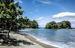 Pantai Batu Lubang :  Permata Tersembunyi yang Dongkrak Perekonomian Warga