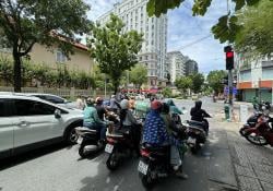 Mobil Terobos Lampu Merah di Vietnam  Kena Denda Rp12 Juta