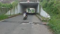 Tutup Drainase di Jalan Raya Sirayak Jebed Utara Rusak Parah, Pemotor Ketar Ketir Takut Terperosok